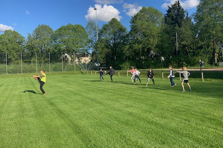 Karatetraining auf dem Sportplatz