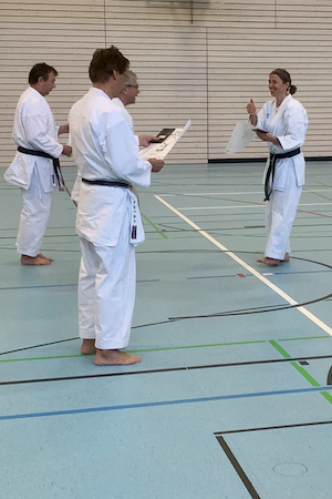 Renate Kolb besteht den 3. Dan Shotokan