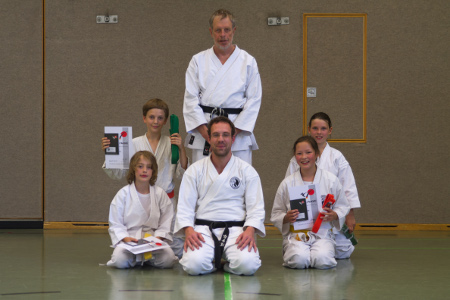 Prüflinge der Karate Kids Prüflinge und Prüfer