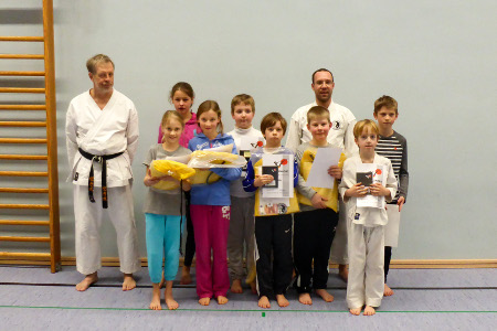 Prüfung der Kids-Gruppe Prüflinge und Prüfer