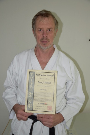 Peter Henkel mit Urkunde