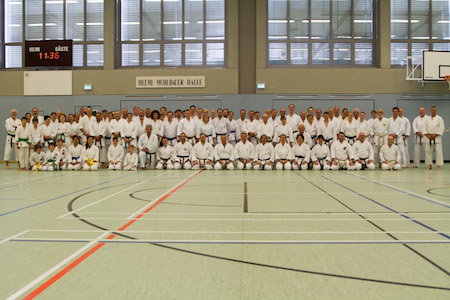 knapp 90 Karateka besuchten den Lehrgang mit Fritz Oblinger Teilnehmer des Karatelehrgangs