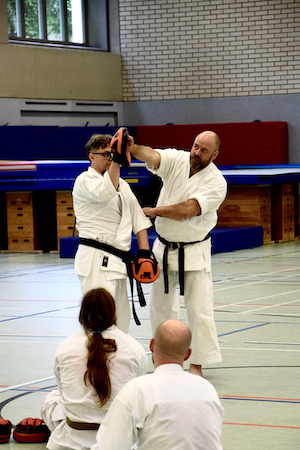 Iain zeigt einen Pad-Drill der Gojushiho