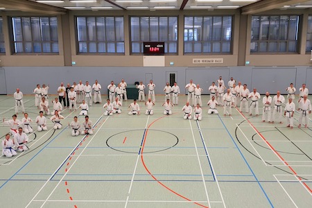 Die Teilnehmer des Karatelehrgangs mit Iain Abernethy in Grünwald